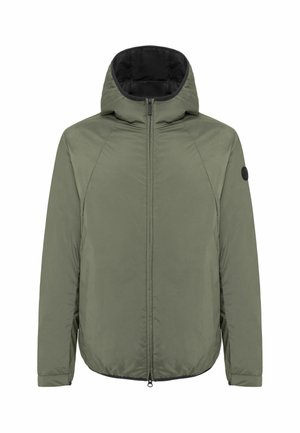 Doudoune verte avec capuche, fermeture éclair devant, manches longues et un patch circulaire noir sur le haut de la manche gauche.