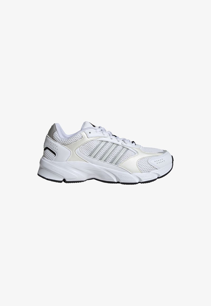 Weißer Sportschuh aus atmungsaktivem Mesh und synthetischen Materialien, mit drei silbernen Streifen, strukturiertem Gummisohle und gepolstertem Kragen.