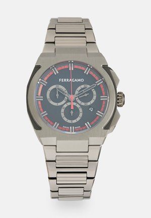 Orologio in acciaio inox argento con quadrante grigio scuro, dettagli rossi, tre sotto-quadranti e bracciale texturizzato. Made in Switzerland.