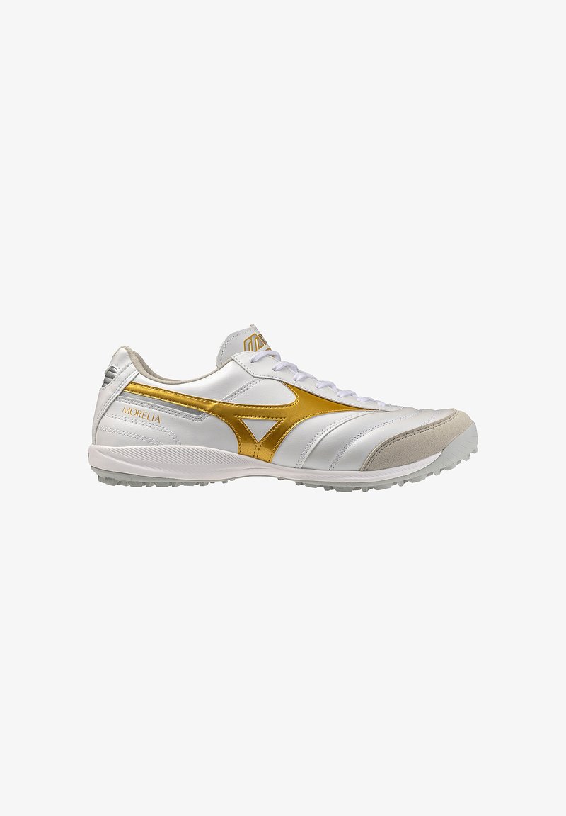 Scarpa sportiva bianca con logo Mizuno dorato, puntale beige, lacci bianchi e la scritta "Morelia" in oro sul lato, mostrata di profilo.