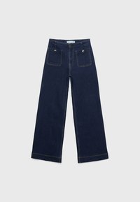 Jeans de pierna ancha de color azul oscuro con dos bolsillos frontales de parche asegurados con botones de metal, costuras amarillas visibles y un cierre de botón en la cintura.