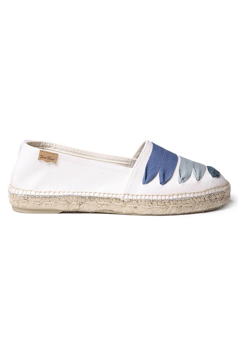 Espadrila z belim platnenim zgornjim delom, ki vključuje plasti modrih in zelenih tekstilnih poudarkov, juto vrvno podplat, zaobljen prst in majhno oznako s logotipom.