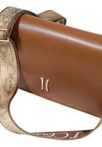 Borsa in pelle marrone di forma rettangolare. Finiture in oro integrate e una cinghia in tessuto decorato con una fantasia a mappa.