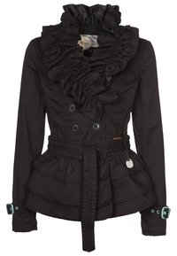 Svart jacka med volangkrage, dubbelknäppt knappar, peplumdesign och turkosa detaljer på ärmsluten. Tillverkad av texturerat tyg.