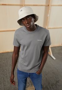 Calvin Klein MICRO LOGO - T-shirt básica - pewter