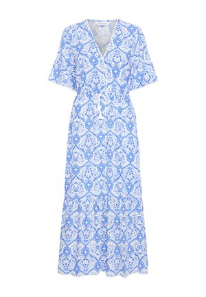 Robe blanche et bleue longueur cheville avec manches courtes, col en V, ceinture à la taille, et motifs floraux et géométriques complexes.