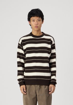 Braun- und weißgestreifter Strickpullover mit Rundhalsausschnitt und gerippten Bündchen, mit einer lässigen Passform und weichem Material.