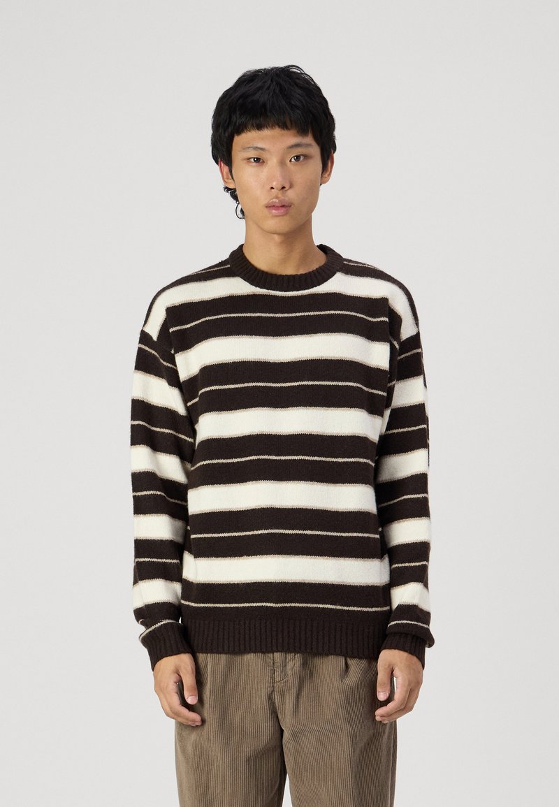 Braun- und weißgestreifter Strickpullover mit Rundhalsausschnitt und gerippten Bündchen, mit einer lässigen Passform und weichem Material.