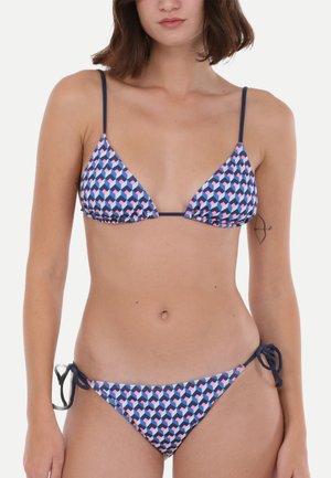 Ensemble bikini triangle avec des motifs géométriques en bleu marine, rose et blanc. Bretelles ajustables et bas à nouer pour un ajustement personnalisable.