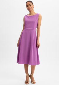 Lila ärmelloses Kleid mit einem taillierten Oberteil und einem ausladenden Rock. Glatte Textur, knielanger Saum, akzentuiert durch einen passenden dünnen Gürtel.