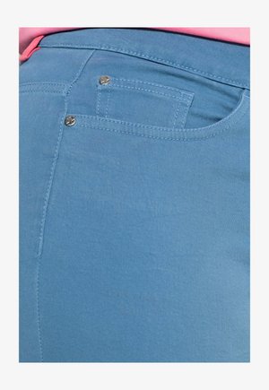 Lichtblauwe spijkerbroek met een gladde textuur, voorzien van een achterzak en zilverkleurige hardware accenten, met zichtbare stiknaden.