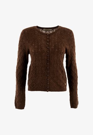 Cárdigan marrón de punto con un patrón de diamantes texturizado, mangas largas, cuello redondo y cierre frontal con botones marrones.