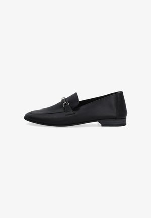 Schwarze Lederloafers mit spitzem Zehen, ausgestattet mit einem kleinen dekorativen Riemen mit Metallakzenten und einem niedrigen Absatz. Glatte Textur.