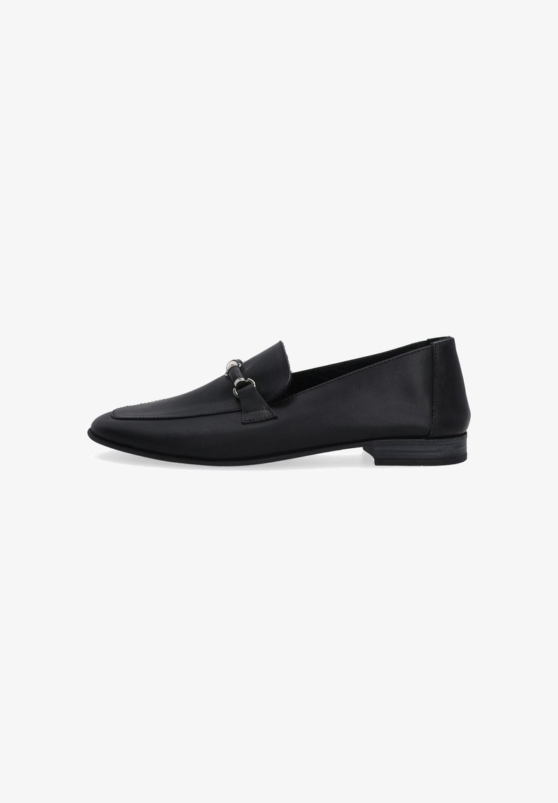Schwarze Lederloafers mit spitzem Zehen, ausgestattet mit einem kleinen dekorativen Riemen mit Metallakzenten und einem niedrigen Absatz. Glatte Textur.