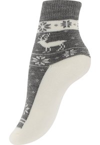 Chaussette grise et blanche à motifs avec des designs hivernaux, incluant un cerf et des flocons de neige, dotée d'un bord côtelé pour ajouter de la texture.