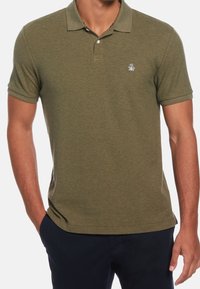 Olive zelené polo tričko z měkké bavlny, s klasickým límcem, dvěma knoflíky a malým logem na levé straně. Krátké rukávy.