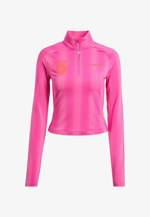 Ružová dlhá rukávová bunda na zips s priliehavým strihom, vertikálnymi pruhmi a striebornými logovými detailmi. Vyrobená z hladkého, pružného materiálu.