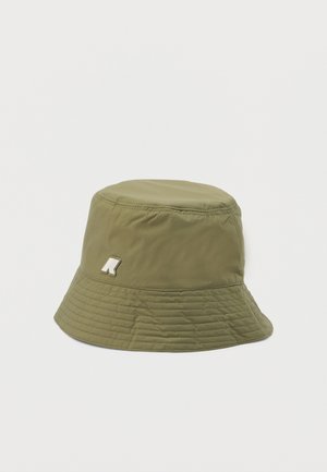 Chapeau bob vert olive avec bordure cousue et petit logo brodé blanc et beige sur le côté, sur fond blanc uni.