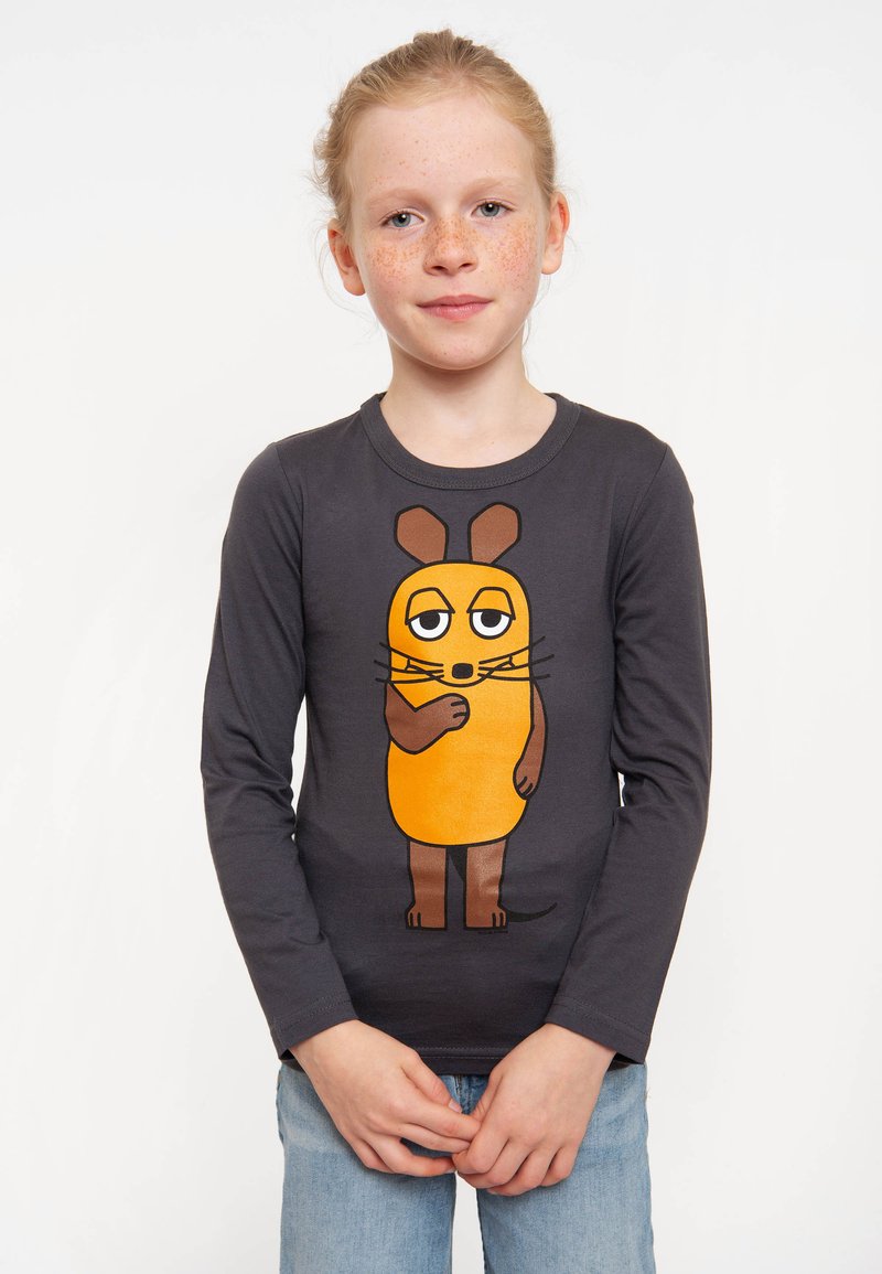 Langärmliges graues T-Shirt mit einem Cartoon-Maus-Design in Orange und Braun, bei dem die Maus eine Pfote hält und einen neutralen Gesichtsausdruck hat.
