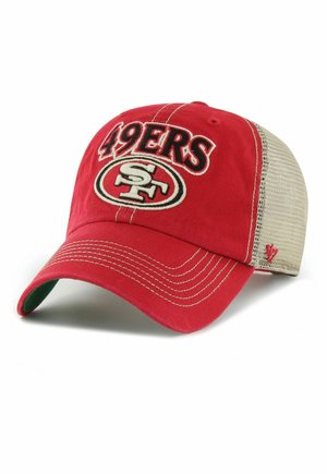 Rote und beige Baseballkappe mit aufgesticktem "49ERS" und San Francisco 49ers-Logo vorne, beige Netzrückseite und gebogener Schirm.