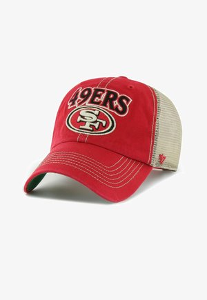Rote und beige Baseballkappe mit aufgesticktem "49ERS" und San Francisco 49ers-Logo vorne, beige Netzrückseite und gebogener Schirm.