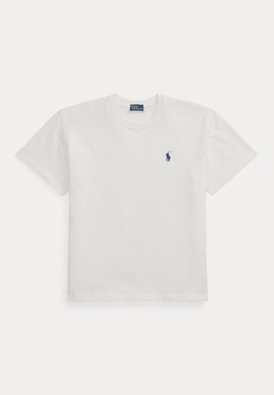 Hvid t-shirt med korte ærmer og rund hals med et lille mørkeblåt polo spiller logo på venstre bryst.