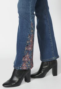 Koroshi BELL - Džínsy bootcut - azul med   medium blue