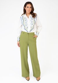 AN'GE TAILORED STRAIGHT - Pantalon classique - kiwi