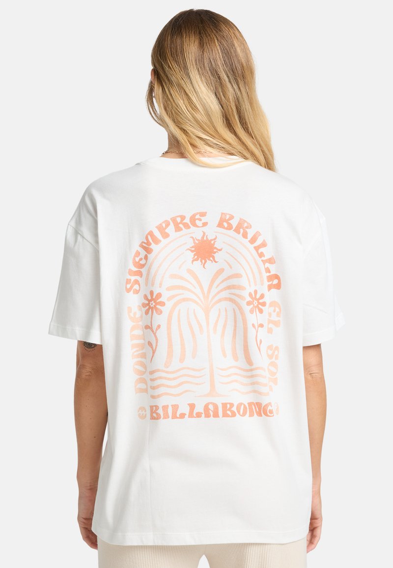 Weißes Baumwoll-T-Shirt mit einem großen Pfirsich-Grafikmotiv auf dem Rücken, das eine Sonne, Blumen und Wellen zeigt, sowie dem Text "Donde Siempre Brilla El Sol."