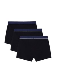 Set di tre boxer neri in cotone, con una vita blu navy e un sottile accento bianco. Strutturati per una vestibilità aderente con un design a vita media.