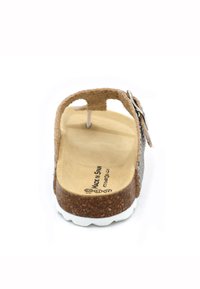 Sandales avec semelle en liège brun, tige en textile gris, sangle arrière et détail en boucle en métal. Semelle blanche avec un motif texturé.