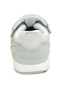 Sneaker grigia con tomaia in rete traspirante, colletto imbottito e suola bianca. Presenta un discreto logo "new balance" e dettagli testurizzati.