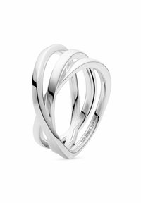 Silverring med tre sammanflätade band och en slät, polerad yta. Designen är minimalistisk och betonar mjuka linjer samt en modern estetik.