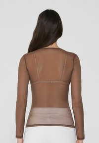 Brauner transparenter Langarm-Top mit enganliegendem Design, ausgestattet mit glatter Textur und dünnen Trägern. Der Saum ist am unteren Ende leicht gebogen.