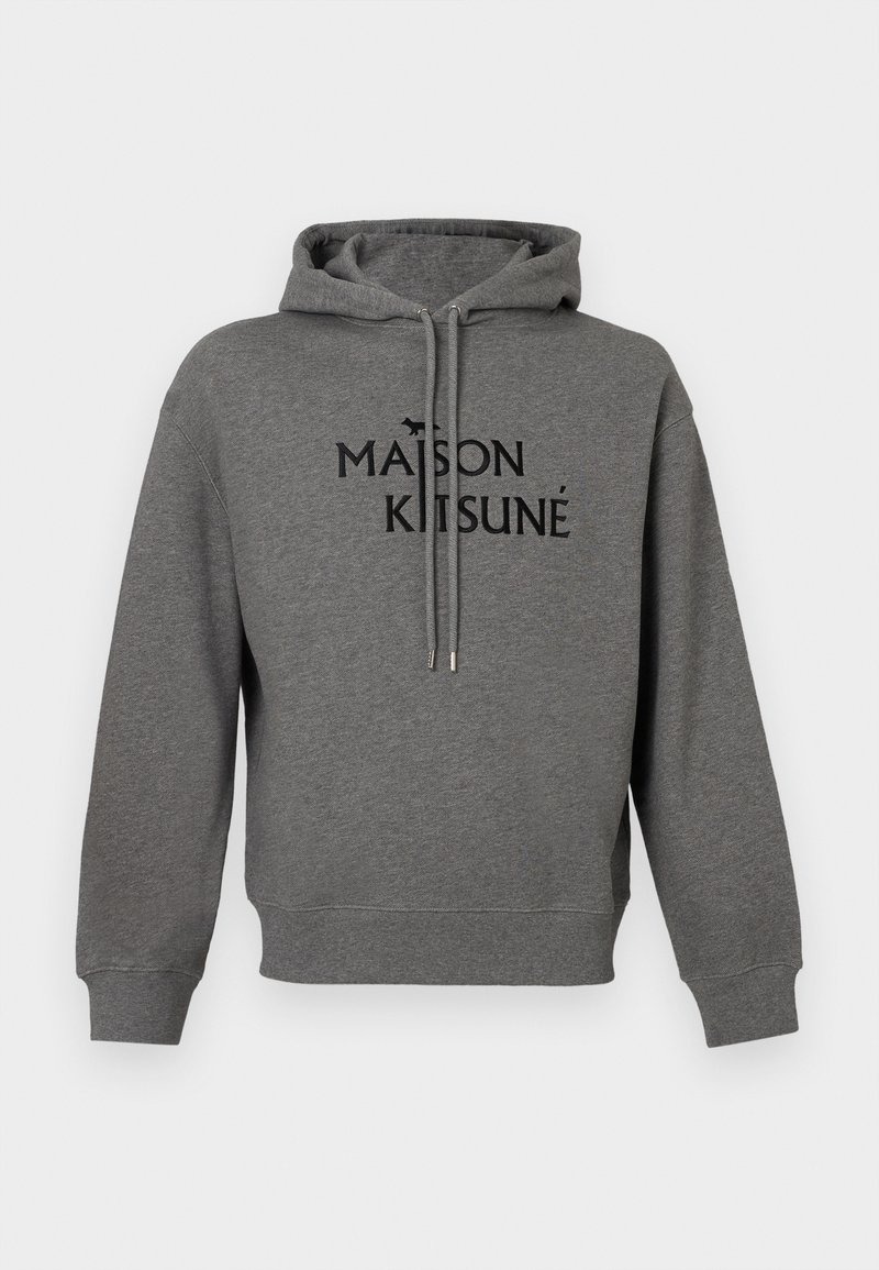 Felpa grigia realizzata in materiale morbido, con tasca a marsupio frontale, cappuccio regolabile con cordino e logo nero "MAISON KITSUNÉ" stampato sul petto.