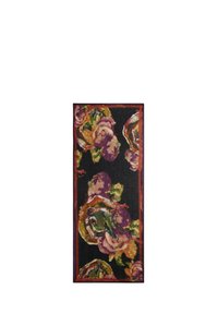 Écharpe rectangulaire noire avec de grands motifs floraux roses et oranges et une fine bordure rouge.
