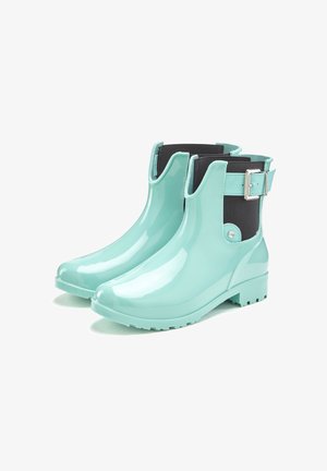 Minzgrüne Gummistiefel mit einem glänzenden Finish, ausgestattet mit schwarzen Textilseiten und einem silbernen Schnallen-Detail am äußeren Knöchel.