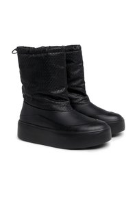Botines negros hasta el tobillo con un acabado texturizado en la parte superior y liso en la inferior, que presentan una suela tipo plataforma y un puño elástico para un ajuste seguro.
