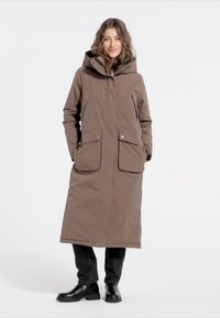 Brauner langer Parka aus isolierendem Material, mit Kapuze, zwei großen Fronttaschen und geradem Schnitt. Geeignet für kaltes Wetter.