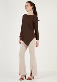 LELA REGULAR FIT - Camicetta - brown