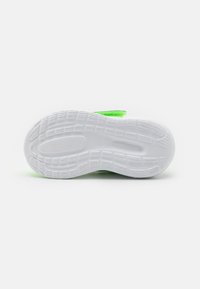 adidas Performance RUNFALCON 3.0 AC I - Zapatillas running asfalto - green spark/core black/putty grey