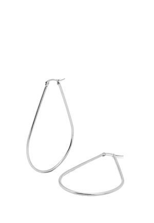 Orecchini a cerchio sottili in metallo color argento con una forma a goccia leggermente triangolare, uno mostrato in posizione verticale e l'altro disteso.