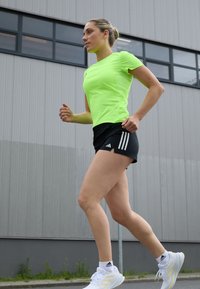 adidas Performance ADIZERO TEE - Tekninen t-paita - lucid lemon