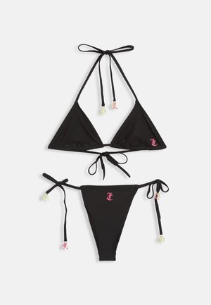 Čierny bikiny set s trojuholníkovým vrchom so zaväzovaním a ozdobnými třásňami, a zodpovedajúcimi spodnými dielmi so zaväzovaním po stranách a ružovým logom.