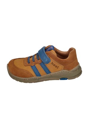 Braune Wildleder- und Leder-Schuh mit blauen Akzenten, ausgestattet mit einem Klettverschluss, gestreiftem Design, abgerundetem Zehenbereich und einer grauen Gummisohle.