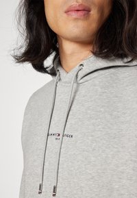 Tommy Hilfiger LOGO TIPPED - Felpa con cappuccio - light grey heather
