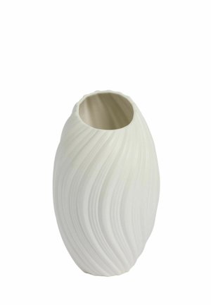 Hvid keramisk vase med oval form og lodrette bølgede mønstre på overfladen, åben i toppen.