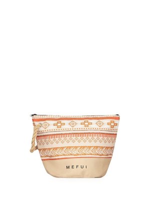 Piccola pochette in tessuto beige con motivi geometrici arancioni e bianchi, cinturino a corda per polso e scritta nera "MEFUI" in basso al centro.