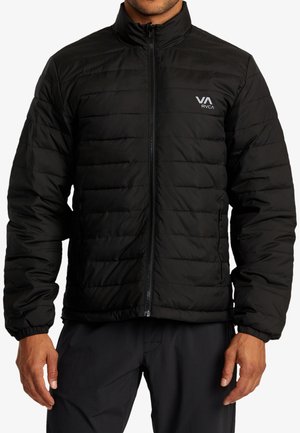 Schwarze Pufferjacke mit Reißverschluss, gerippten Bündchen und horizontalem Steppmuster. Besitzt ein kleines Logo auf der linken Brust.