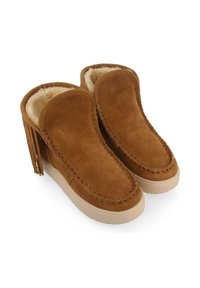 Stivaletti in suede marrone con una morbida fodera interna, frange decorative sui lati e una suola in gomma texturizzata per una migliore aderenza.